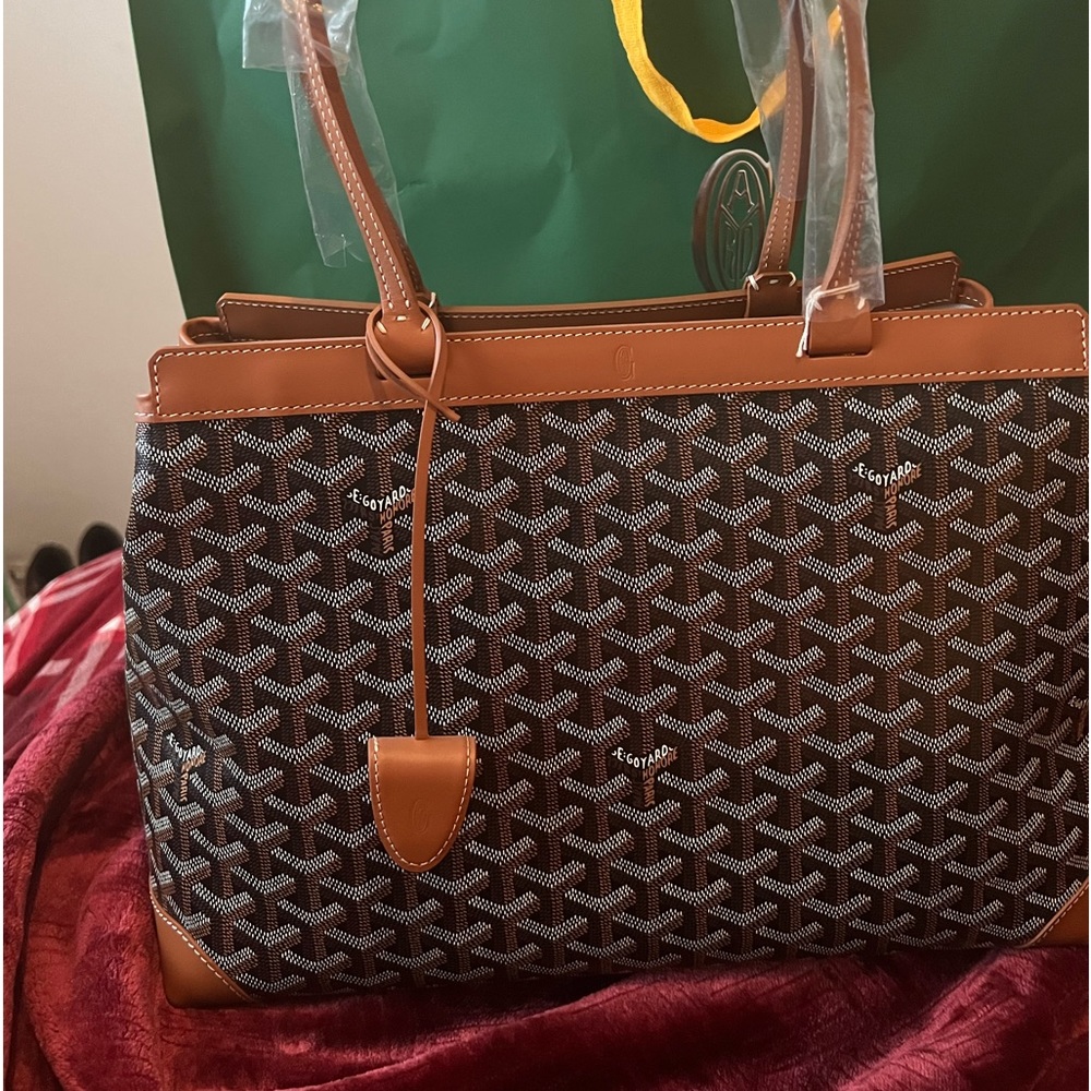 goyard bag
Sac Bellechasse Biaude Pm
Very spacious and brand new never used
